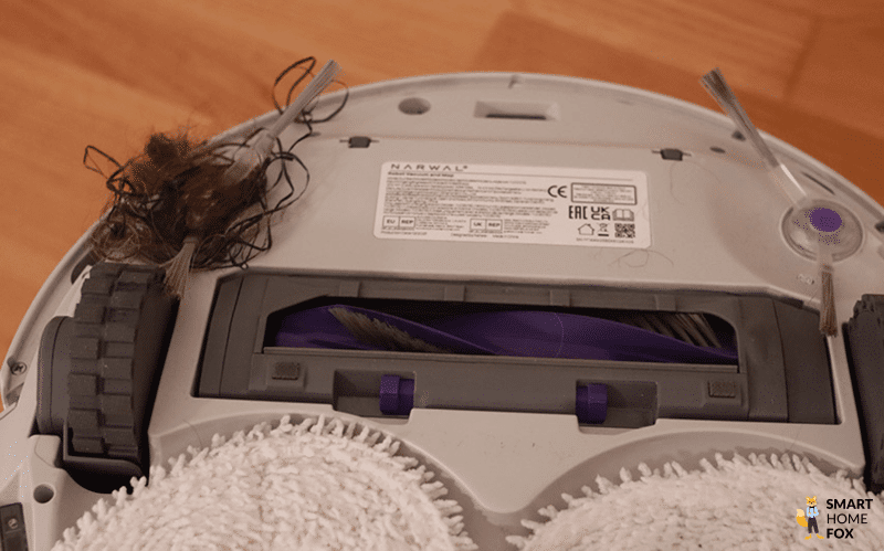 Haare haben sich um die Seitenbürste des Narwal Freo X Ultra gewickelt.